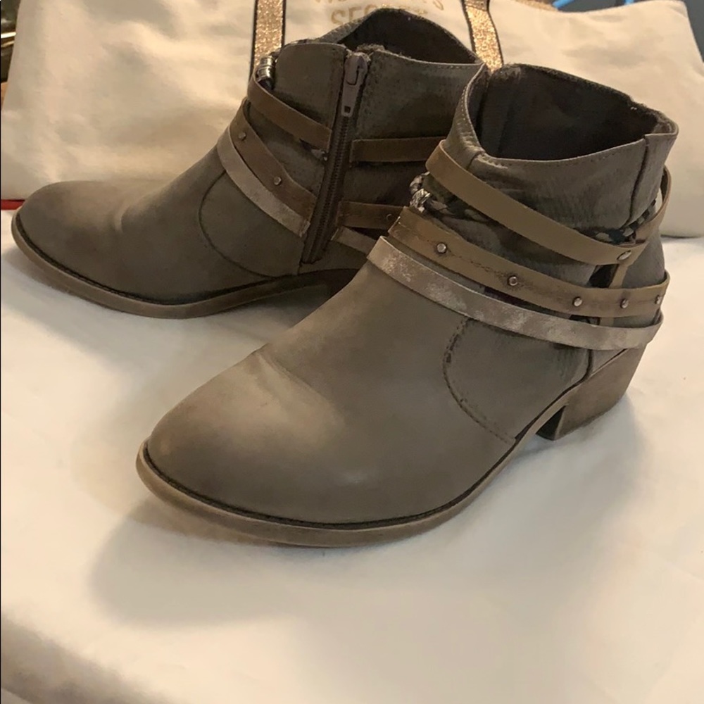 KOHLS Ladies ANKLE BOOTS - Size 8.5W
